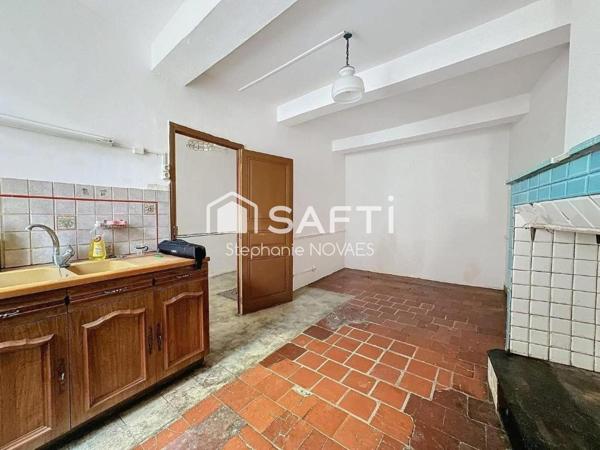 A rénover !! Maison de village de 180 m², avec terrasse et immense garage de 100 m² - fort potentiel !