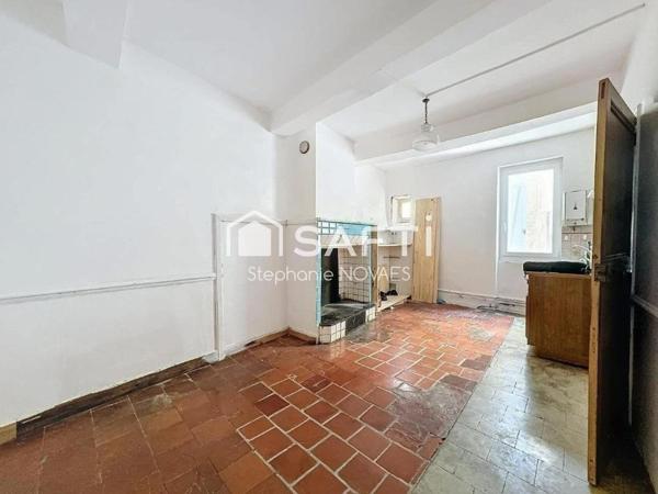 A rénover !! Maison de village de 180 m², avec terrasse et immense garage de 100 m² - fort potentiel !