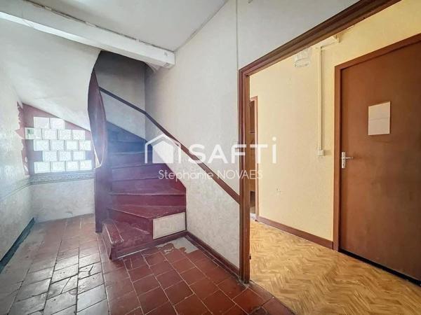 A rénover !! Maison de village de 180 m², avec terrasse et immense garage de 100 m² - fort potentiel !