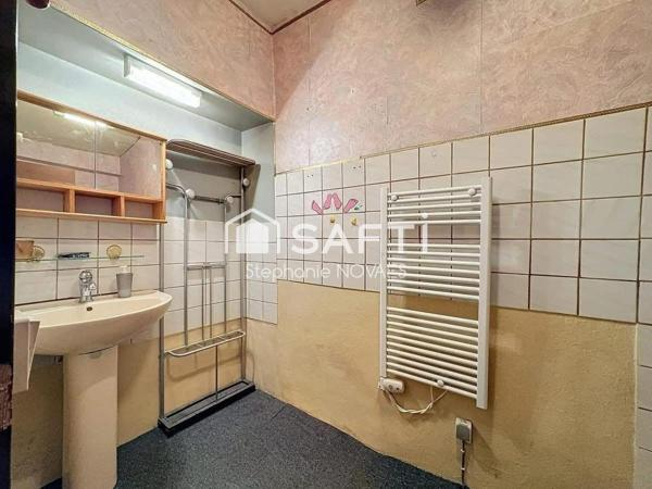 A rénover !! Maison de village de 180 m², avec terrasse et immense garage de 100 m² - fort potentiel !