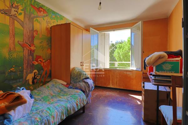 Marseille 9ème - A vendre en exclusivité - T4 63 M² TRAVERSANT ET LUMINEUX - EXPOSITION SUD-OUEST - FAIBLES CHARGES - PARKING - CAVE - SAINTE-MARGUERITE