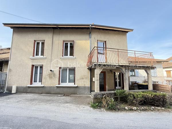 À 13 km de Voiron et 35 km de Grenoble, cette maison de village implantée en plein coeur d’Izeaux offre 142,82 m² habitables sur deux niveaux. Idéale pour une famille souhaitant s’installer dans un village animé, avec commerces et écoles à pied, à proximité des axes de transport vers Voiron et Grenoble.

Rez-de-chaussée :
Dès l’entrée, la maison révèle ses volumes : un salon de 24 m², belle pièce de vie à s’approprier, s’ouvre sur une cuisine spacieuse de 23 m² avec accès direct à la cour. Un cellier de 6,45 m² complète l’espace. La salle d’eau, entièrement neuve, avec douche à l’italienne et WC, a été conçue et aménagée pour l’accessibilité PMR.

Étage :
Quatre chambres dont une de 15 m² avec accès à un balcon, une de 12 m²,  de 11 m² et une de 10 m². Une grande salle de bain de 10 m² avec double vasque, douche et WC dessert l’ensemble.
Combles :
Environ 25 m² aménageables — une opportunité supplémentaire pour créer un espace bureau, une chambre d’amis ou une salle de jeux.

Extérieur :
À l’arrière, une cour  prolongent agréablement la maison pour profiter des beaux jours.
Côté stationnement, la maison dispose d'une place privative devant l'entrée. Un parking extérieur commun, à moins de 100 mètres, permet de garer facilement plusieurs véhicules.

Cadre de vie :
Le village d’Izeaux propose un cadre de vie paisible avec ses commerces de proximité, son marché hebdomadaire et ses écoles sur la commune. Les amateurs de nature profiteront des nombreux sentiers de randonnée et du jardin public situé à deux pas.

Travaux réalisés et équipements  :
Toiture refaite en 2023
Fenêtres PVC double vitrage
Chauffage : poêle à granulés (2017) + appoint électrique
Tout-à-l’égout

Travaux à prévoir
Rafraîchissement intérieur : remise en peinture de l'ensemble des pièces, rénovation des sols de la cuisine et du salon.
Travaux préconisés par l’audit énergétique :
Renforcement de l’isolation des murs (construction en pisé avec doublage insuffisant), installation d’une VMC, remplacement du chauffe-eau et installation d'une pompe à chaleur 
Estimation des coûts annuels d’énergie : entre 4 400 € et 6 000 € / an (estimation établie sur la base des prix de l’énergie 2021-2023).