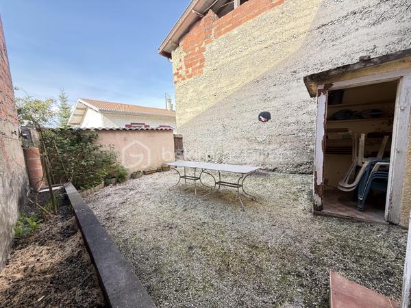 À 13 km de Voiron et 35 km de Grenoble, cette maison de village implantée en plein coeur d’Izeaux offre 142,82 m² habitables sur deux niveaux. Idéale pour une famille souhaitant s’installer dans un village animé, avec commerces et écoles à pied, à proximité des axes de transport vers Voiron et Grenoble.

Rez-de-chaussée :
Dès l’entrée, la maison révèle ses volumes : un salon de 24 m², belle pièce de vie à s’approprier, s’ouvre sur une cuisine spacieuse de 23 m² avec accès direct à la cour. Un cellier de 6,45 m² complète l’espace. La salle d’eau, entièrement neuve, avec douche à l’italienne et WC, a été conçue et aménagée pour l’accessibilité PMR.

Étage :
Quatre chambres dont une de 15 m² avec accès à un balcon, une de 12 m²,  de 11 m² et une de 10 m². Une grande salle de bain de 10 m² avec double vasque, douche et WC dessert l’ensemble.
Combles :
Environ 25 m² aménageables — une opportunité supplémentaire pour créer un espace bureau, une chambre d’amis ou une salle de jeux.

Extérieur :
À l’arrière, une cour  prolongent agréablement la maison pour profiter des beaux jours.
Côté stationnement, la maison dispose d'une place privative devant l'entrée. Un parking extérieur commun, à moins de 100 mètres, permet de garer facilement plusieurs véhicules.

Cadre de vie :
Le village d’Izeaux propose un cadre de vie paisible avec ses commerces de proximité, son marché hebdomadaire et ses écoles sur la commune. Les amateurs de nature profiteront des nombreux sentiers de randonnée et du jardin public situé à deux pas.

Travaux réalisés et équipements  :
Toiture refaite en 2023
Fenêtres PVC double vitrage
Chauffage : poêle à granulés (2017) + appoint électrique
Tout-à-l’égout

Travaux à prévoir
Rafraîchissement intérieur : remise en peinture de l'ensemble des pièces, rénovation des sols de la cuisine et du salon.
Travaux préconisés par l’audit énergétique :
Renforcement de l’isolation des murs (construction en pisé avec doublage insuffisant), installation d’une VMC, remplacement du chauffe-eau et installation d'une pompe à chaleur 
Estimation des coûts annuels d’énergie : entre 4 400 € et 6 000 € / an (estimation établie sur la base des prix de l’énergie 2021-2023).