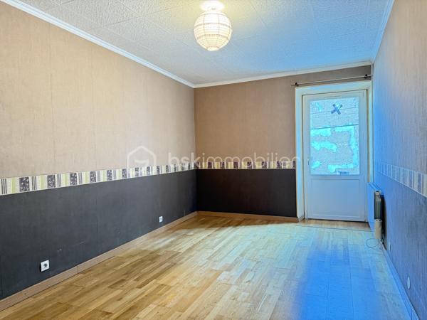 À 13 km de Voiron et 35 km de Grenoble, cette maison de village implantée en plein coeur d’Izeaux offre 142,82 m² habitables sur deux niveaux. Idéale pour une famille souhaitant s’installer dans un village animé, avec commerces et écoles à pied, à proximité des axes de transport vers Voiron et Grenoble.

Rez-de-chaussée :
Dès l’entrée, la maison révèle ses volumes : un salon de 24 m², belle pièce de vie à s’approprier, s’ouvre sur une cuisine spacieuse de 23 m² avec accès direct à la cour. Un cellier de 6,45 m² complète l’espace. La salle d’eau, entièrement neuve, avec douche à l’italienne et WC, a été conçue et aménagée pour l’accessibilité PMR.

Étage :
Quatre chambres dont une de 15 m² avec accès à un balcon, une de 12 m²,  de 11 m² et une de 10 m². Une grande salle de bain de 10 m² avec double vasque, douche et WC dessert l’ensemble.
Combles :
Environ 25 m² aménageables — une opportunité supplémentaire pour créer un espace bureau, une chambre d’amis ou une salle de jeux.

Extérieur :
À l’arrière, une cour  prolongent agréablement la maison pour profiter des beaux jours.
Côté stationnement, la maison dispose d'une place privative devant l'entrée. Un parking extérieur commun, à moins de 100 mètres, permet de garer facilement plusieurs véhicules.

Cadre de vie :
Le village d’Izeaux propose un cadre de vie paisible avec ses commerces de proximité, son marché hebdomadaire et ses écoles sur la commune. Les amateurs de nature profiteront des nombreux sentiers de randonnée et du jardin public situé à deux pas.

Travaux réalisés et équipements  :
Toiture refaite en 2023
Fenêtres PVC double vitrage
Chauffage : poêle à granulés (2017) + appoint électrique
Tout-à-l’égout

Travaux à prévoir
Rafraîchissement intérieur : remise en peinture de l'ensemble des pièces, rénovation des sols de la cuisine et du salon.
Travaux préconisés par l’audit énergétique :
Renforcement de l’isolation des murs (construction en pisé avec doublage insuffisant), installation d’une VMC, remplacement du chauffe-eau et installation d'une pompe à chaleur 
Estimation des coûts annuels d’énergie : entre 4 400 € et 6 000 € / an (estimation établie sur la base des prix de l’énergie 2021-2023).
