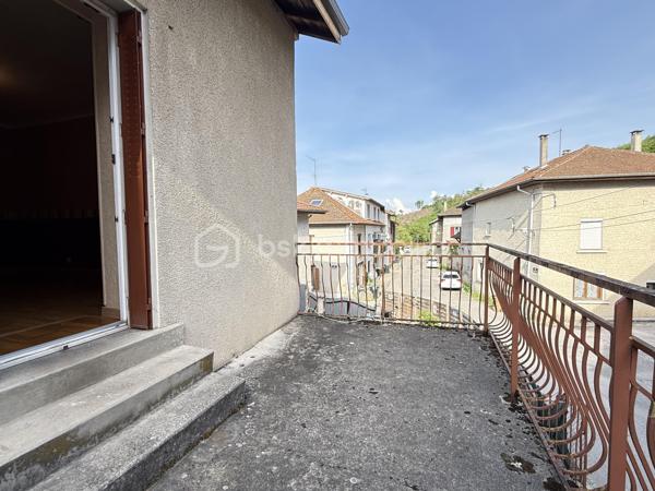 À 13 km de Voiron et 35 km de Grenoble, cette maison de village implantée en plein coeur d’Izeaux offre 142,82 m² habitables sur deux niveaux. Idéale pour une famille souhaitant s’installer dans un village animé, avec commerces et écoles à pied, à proximité des axes de transport vers Voiron et Grenoble.

Rez-de-chaussée :
Dès l’entrée, la maison révèle ses volumes : un salon de 24 m², belle pièce de vie à s’approprier, s’ouvre sur une cuisine spacieuse de 23 m² avec accès direct à la cour. Un cellier de 6,45 m² complète l’espace. La salle d’eau, entièrement neuve, avec douche à l’italienne et WC, a été conçue et aménagée pour l’accessibilité PMR.

Étage :
Quatre chambres dont une de 15 m² avec accès à un balcon, une de 12 m²,  de 11 m² et une de 10 m². Une grande salle de bain de 10 m² avec double vasque, douche et WC dessert l’ensemble.
Combles :
Environ 25 m² aménageables — une opportunité supplémentaire pour créer un espace bureau, une chambre d’amis ou une salle de jeux.

Extérieur :
À l’arrière, une cour  prolongent agréablement la maison pour profiter des beaux jours.
Côté stationnement, la maison dispose d'une place privative devant l'entrée. Un parking extérieur commun, à moins de 100 mètres, permet de garer facilement plusieurs véhicules.

Cadre de vie :
Le village d’Izeaux propose un cadre de vie paisible avec ses commerces de proximité, son marché hebdomadaire et ses écoles sur la commune. Les amateurs de nature profiteront des nombreux sentiers de randonnée et du jardin public situé à deux pas.

Travaux réalisés et équipements  :
Toiture refaite en 2023
Fenêtres PVC double vitrage
Chauffage : poêle à granulés (2017) + appoint électrique
Tout-à-l’égout

Travaux à prévoir
Rafraîchissement intérieur : remise en peinture de l'ensemble des pièces, rénovation des sols de la cuisine et du salon.
Travaux préconisés par l’audit énergétique :
Renforcement de l’isolation des murs (construction en pisé avec doublage insuffisant), installation d’une VMC, remplacement du chauffe-eau et installation d'une pompe à chaleur 
Estimation des coûts annuels d’énergie : entre 4 400 € et 6 000 € / an (estimation établie sur la base des prix de l’énergie 2021-2023).