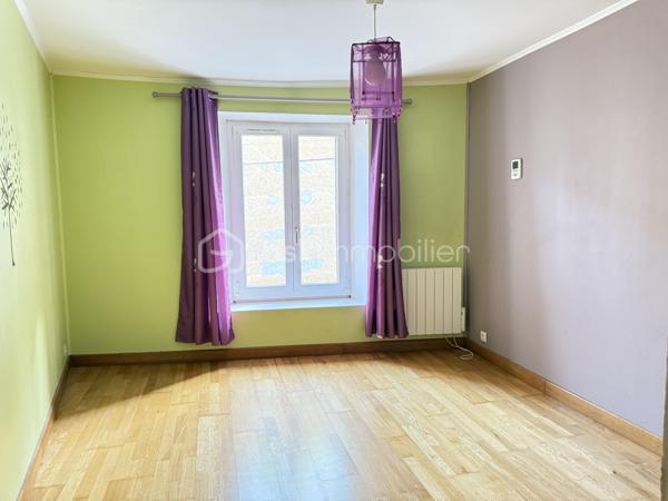 À 13 km de Voiron et 35 km de Grenoble, cette maison de village implantée en plein coeur d’Izeaux offre 142,82 m² habitables sur deux niveaux. Idéale pour une famille souhaitant s’installer dans un village animé, avec commerces et écoles à pied, à proximité des axes de transport vers Voiron et Grenoble.

Rez-de-chaussée :
Dès l’entrée, la maison révèle ses volumes : un salon de 24 m², belle pièce de vie à s’approprier, s’ouvre sur une cuisine spacieuse de 23 m² avec accès direct à la cour. Un cellier de 6,45 m² complète l’espace. La salle d’eau, entièrement neuve, avec douche à l’italienne et WC, a été conçue et aménagée pour l’accessibilité PMR.

Étage :
Quatre chambres dont une de 15 m² avec accès à un balcon, une de 12 m²,  de 11 m² et une de 10 m². Une grande salle de bain de 10 m² avec double vasque, douche et WC dessert l’ensemble.
Combles :
Environ 25 m² aménageables — une opportunité supplémentaire pour créer un espace bureau, une chambre d’amis ou une salle de jeux.

Extérieur :
À l’arrière, une cour  prolongent agréablement la maison pour profiter des beaux jours.
Côté stationnement, la maison dispose d'une place privative devant l'entrée. Un parking extérieur commun, à moins de 100 mètres, permet de garer facilement plusieurs véhicules.

Cadre de vie :
Le village d’Izeaux propose un cadre de vie paisible avec ses commerces de proximité, son marché hebdomadaire et ses écoles sur la commune. Les amateurs de nature profiteront des nombreux sentiers de randonnée et du jardin public situé à deux pas.

Travaux réalisés et équipements  :
Toiture refaite en 2023
Fenêtres PVC double vitrage
Chauffage : poêle à granulés (2017) + appoint électrique
Tout-à-l’égout

Travaux à prévoir
Rafraîchissement intérieur : remise en peinture de l'ensemble des pièces, rénovation des sols de la cuisine et du salon.
Travaux préconisés par l’audit énergétique :
Renforcement de l’isolation des murs (construction en pisé avec doublage insuffisant), installation d’une VMC, remplacement du chauffe-eau et installation d'une pompe à chaleur 
Estimation des coûts annuels d’énergie : entre 4 400 € et 6 000 € / an (estimation établie sur la base des prix de l’énergie 2021-2023).