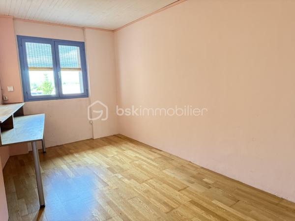 À 13 km de Voiron et 35 km de Grenoble, cette maison de village implantée en plein coeur d’Izeaux offre 142,82 m² habitables sur deux niveaux. Idéale pour une famille souhaitant s’installer dans un village animé, avec commerces et écoles à pied, à proximité des axes de transport vers Voiron et Grenoble.

Rez-de-chaussée :
Dès l’entrée, la maison révèle ses volumes : un salon de 24 m², belle pièce de vie à s’approprier, s’ouvre sur une cuisine spacieuse de 23 m² avec accès direct à la cour. Un cellier de 6,45 m² complète l’espace. La salle d’eau, entièrement neuve, avec douche à l’italienne et WC, a été conçue et aménagée pour l’accessibilité PMR.

Étage :
Quatre chambres dont une de 15 m² avec accès à un balcon, une de 12 m²,  de 11 m² et une de 10 m². Une grande salle de bain de 10 m² avec double vasque, douche et WC dessert l’ensemble.
Combles :
Environ 25 m² aménageables — une opportunité supplémentaire pour créer un espace bureau, une chambre d’amis ou une salle de jeux.

Extérieur :
À l’arrière, une cour  prolongent agréablement la maison pour profiter des beaux jours.
Côté stationnement, la maison dispose d'une place privative devant l'entrée. Un parking extérieur commun, à moins de 100 mètres, permet de garer facilement plusieurs véhicules.

Cadre de vie :
Le village d’Izeaux propose un cadre de vie paisible avec ses commerces de proximité, son marché hebdomadaire et ses écoles sur la commune. Les amateurs de nature profiteront des nombreux sentiers de randonnée et du jardin public situé à deux pas.

Travaux réalisés et équipements  :
Toiture refaite en 2023
Fenêtres PVC double vitrage
Chauffage : poêle à granulés (2017) + appoint électrique
Tout-à-l’égout

Travaux à prévoir
Rafraîchissement intérieur : remise en peinture de l'ensemble des pièces, rénovation des sols de la cuisine et du salon.
Travaux préconisés par l’audit énergétique :
Renforcement de l’isolation des murs (construction en pisé avec doublage insuffisant), installation d’une VMC, remplacement du chauffe-eau et installation d'une pompe à chaleur 
Estimation des coûts annuels d’énergie : entre 4 400 € et 6 000 € / an (estimation établie sur la base des prix de l’énergie 2021-2023).
