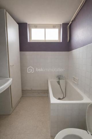 Appartement de 40m² situé au coeur du centre Historique de Riom, au 3ème étage.
Proche de toutes les commodités.
Il se compose d'un séjour lumineux, d'une cuisine indépendante, d'une chambre et d'une salle de bain avec WC.
Un grenier collectif complète ce bien.
Idéal pour un premier achat ou un investissement locatif.