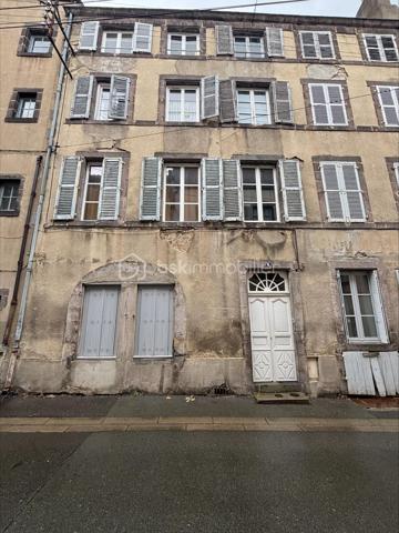 Appartement de 40m² situé au coeur du centre Historique de Riom, au 3ème étage.
Proche de toutes les commodités.
Il se compose d'un séjour lumineux, d'une cuisine indépendante, d'une chambre et d'une salle de bain avec WC.
Un grenier collectif complète ce bien.
Idéal pour un premier achat ou un investissement locatif.