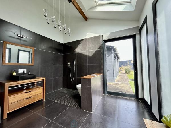 Maison pleine de charme avec son annexe indépendante.