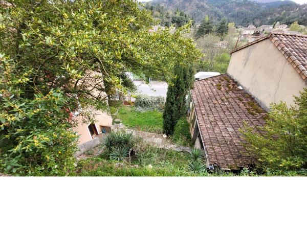 Grande maison avec un garage, un jardin sur une parcelle de 740m² + un terrain 200 m² proche mais non attenant