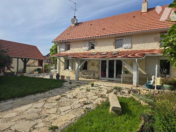 Maison familiale avec dépendances et grand terrain arboré.