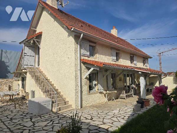 Maison familiale avec dépendances et grand terrain arboré.