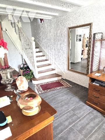 Maison familiale avec dépendances et grand terrain arboré.