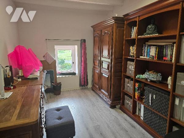 Maison familiale avec dépendances et grand terrain arboré.