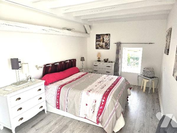 Maison familiale avec dépendances et grand terrain arboré.