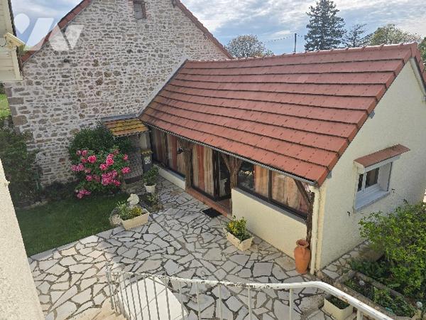 Maison familiale avec dépendances et grand terrain arboré.
