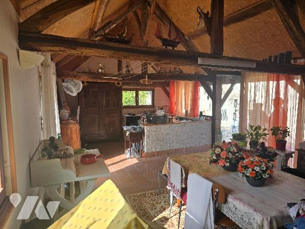 Maison familiale avec dépendances et grand terrain arboré.