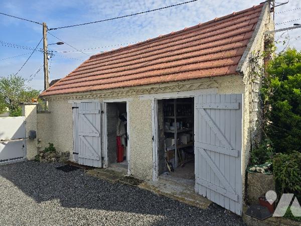 Maison familiale avec dépendances et grand terrain arboré.