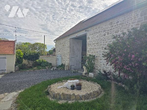 Maison familiale avec dépendances et grand terrain arboré.