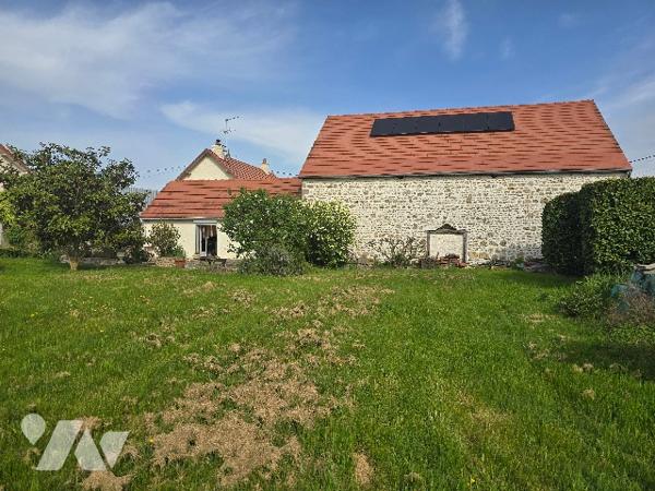 Maison familiale avec dépendances et grand terrain arboré.
