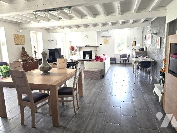 Maison familiale avec dépendances et grand terrain arboré.