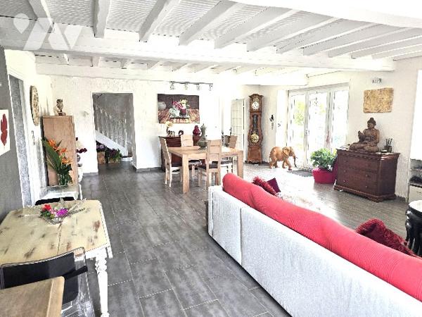 Maison familiale avec dépendances et grand terrain arboré.