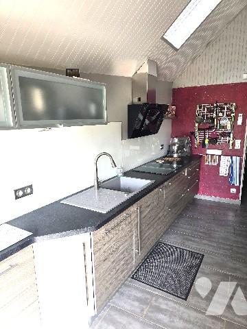 Maison familiale avec dépendances et grand terrain arboré.