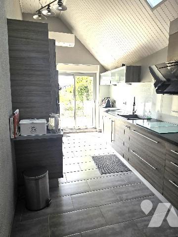 Maison familiale avec dépendances et grand terrain arboré.