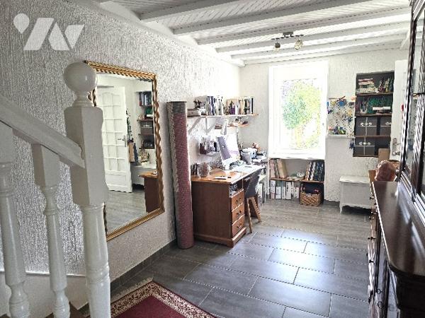 Maison familiale avec dépendances et grand terrain arboré.