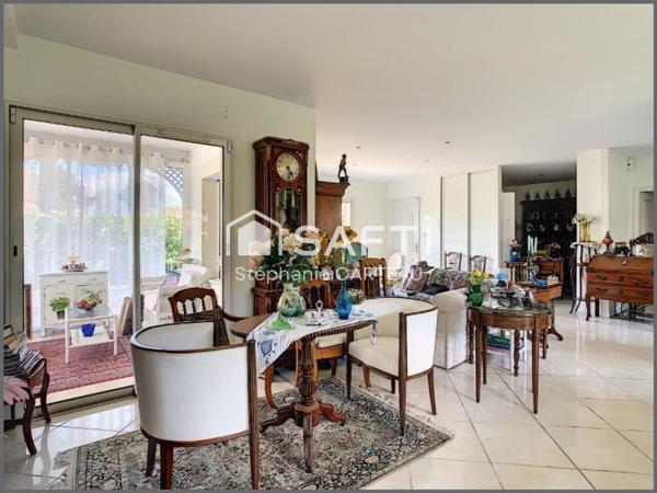 Secteur agréable et recherché, maison de 120 m2 + 25 m2 de véranda et 20 m2 de garage attenant sur un terrain de 750 m2