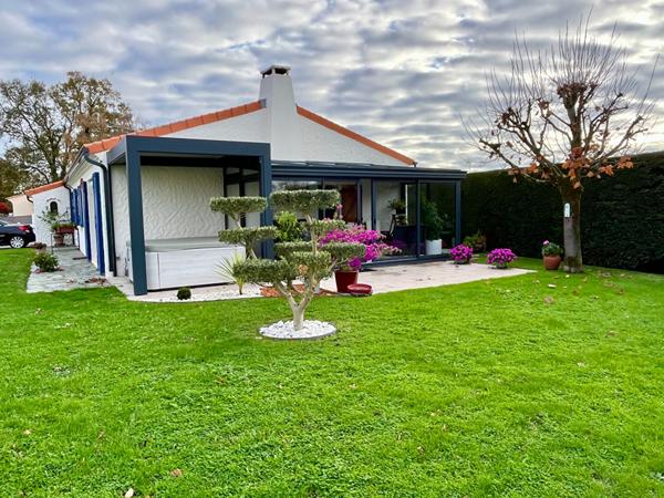 COMMEQUIERS Maison traditionnelle rénovée, 3 chambres, au calme .