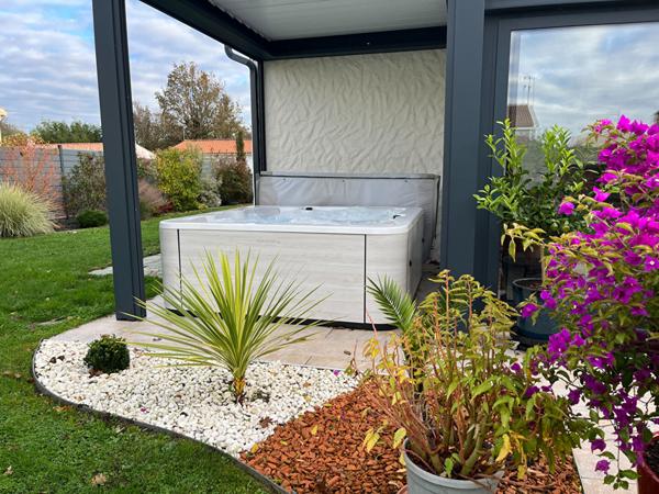 COMMEQUIERS Maison traditionnelle rénovée, 3 chambres, au calme .