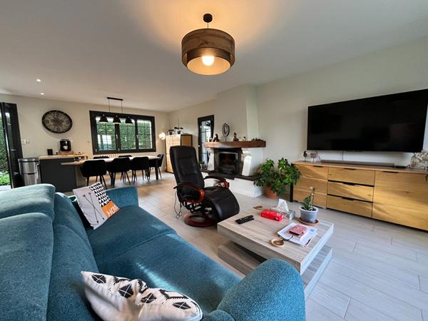 COMMEQUIERS Maison traditionnelle rénovée, 3 chambres, au calme .