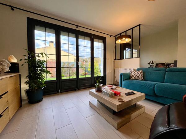 COMMEQUIERS Maison traditionnelle rénovée, 3 chambres, au calme .