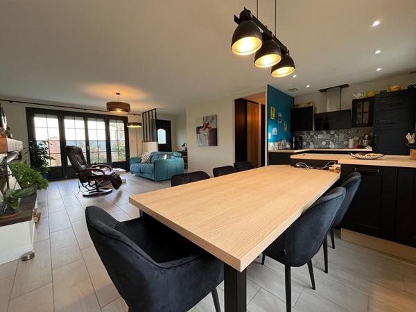 COMMEQUIERS Maison traditionnelle rénovée, 3 chambres, au calme .