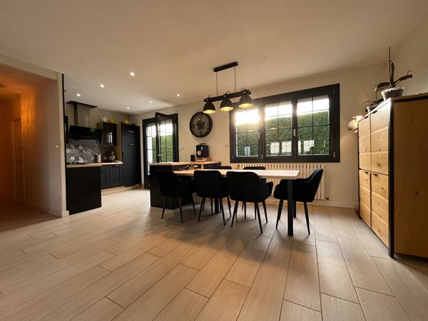 COMMEQUIERS Maison traditionnelle rénovée, 3 chambres, au calme .