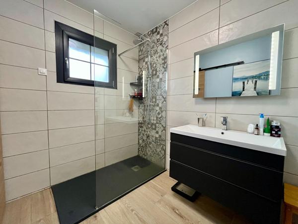 COMMEQUIERS Maison traditionnelle rénovée, 3 chambres, au calme .