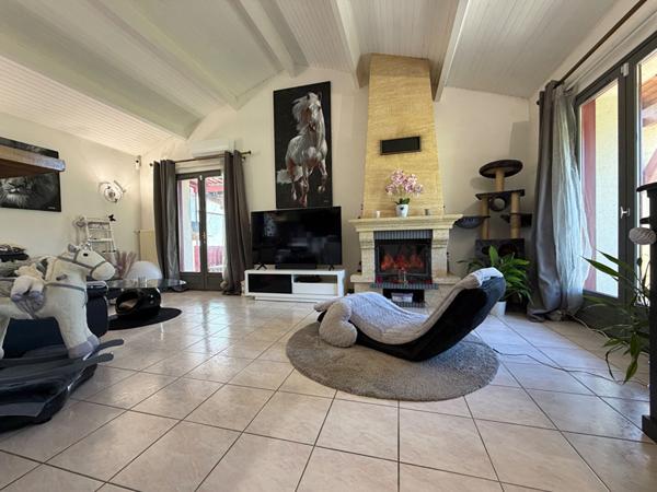 A vendre charmante VILLA de plain pied type 4 avec garage indépendant et terrain paysagé