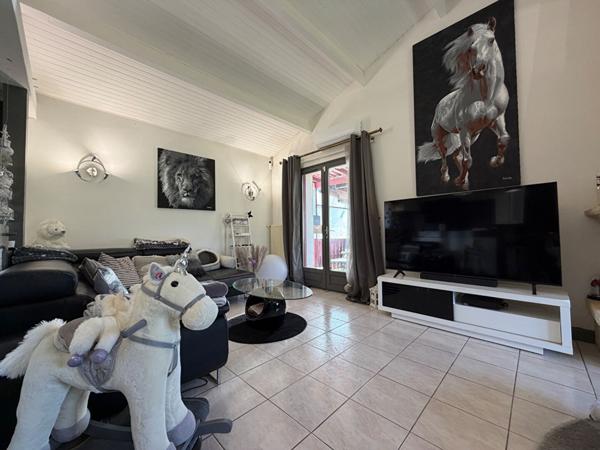 A vendre charmante VILLA de plain pied type 4 avec garage indépendant et terrain paysagé