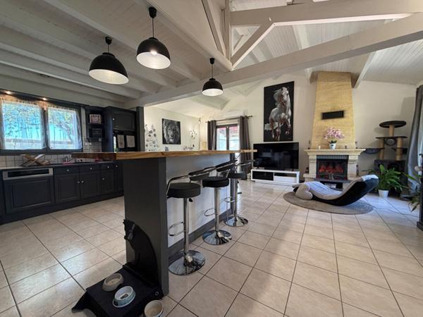 A vendre charmante VILLA de plain pied type 4 avec garage indépendant et terrain paysagé