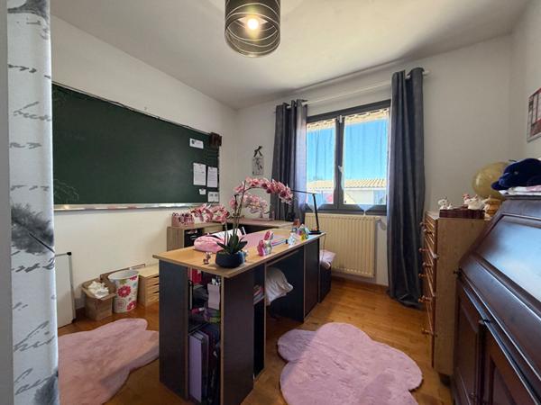 A vendre charmante VILLA de plain pied type 4 avec garage indépendant et terrain paysagé