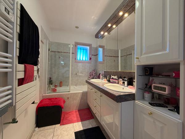 A vendre charmante VILLA de plain pied type 4 avec garage indépendant et terrain paysagé