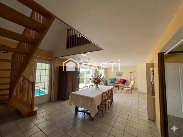 Grande demeure familiale, avec piscine couverte et grand terrain arboré - 72540 Loué