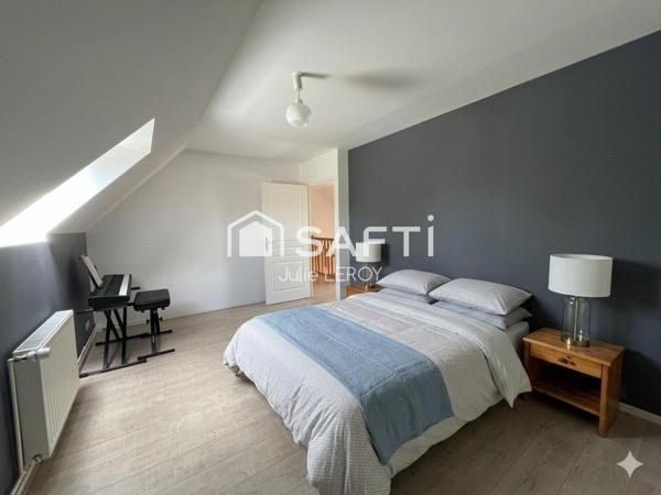 Grande demeure familiale, avec piscine couverte et grand terrain arboré - 72540 Loué