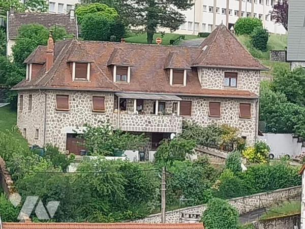AURILLAC, à vendre, maison d'habitation comprenant, S/S : un grand garage, un atelier, une cave...