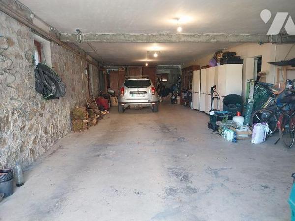 AURILLAC, à vendre, maison d'habitation comprenant, S/S : un grand garage, un atelier, une cave...