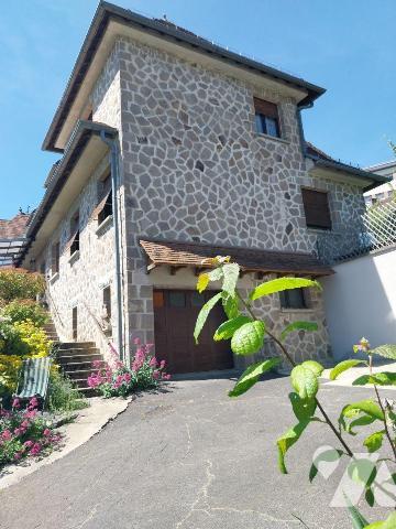 AURILLAC, à vendre, maison d'habitation comprenant, S/S : un grand garage, un atelier, une cave...