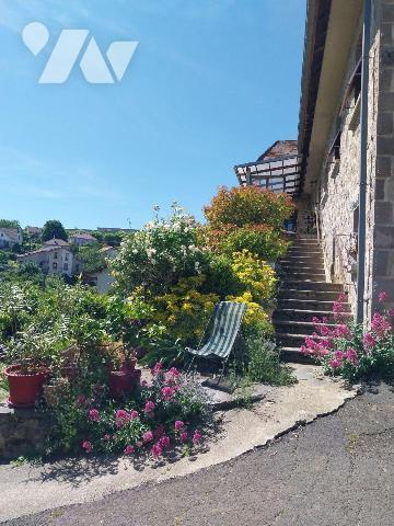 AURILLAC, à vendre, maison d'habitation comprenant, S/S : un grand garage, un atelier, une cave...