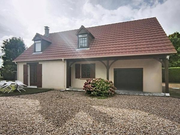 Une maison familiale idéalement située, proche des commodités et des axes routiers !
